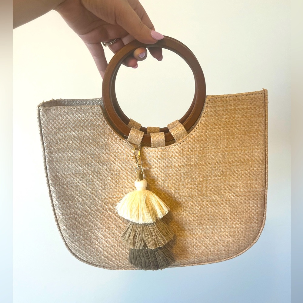 Neutral handbag that can also be a shoulder or crossbody bag.